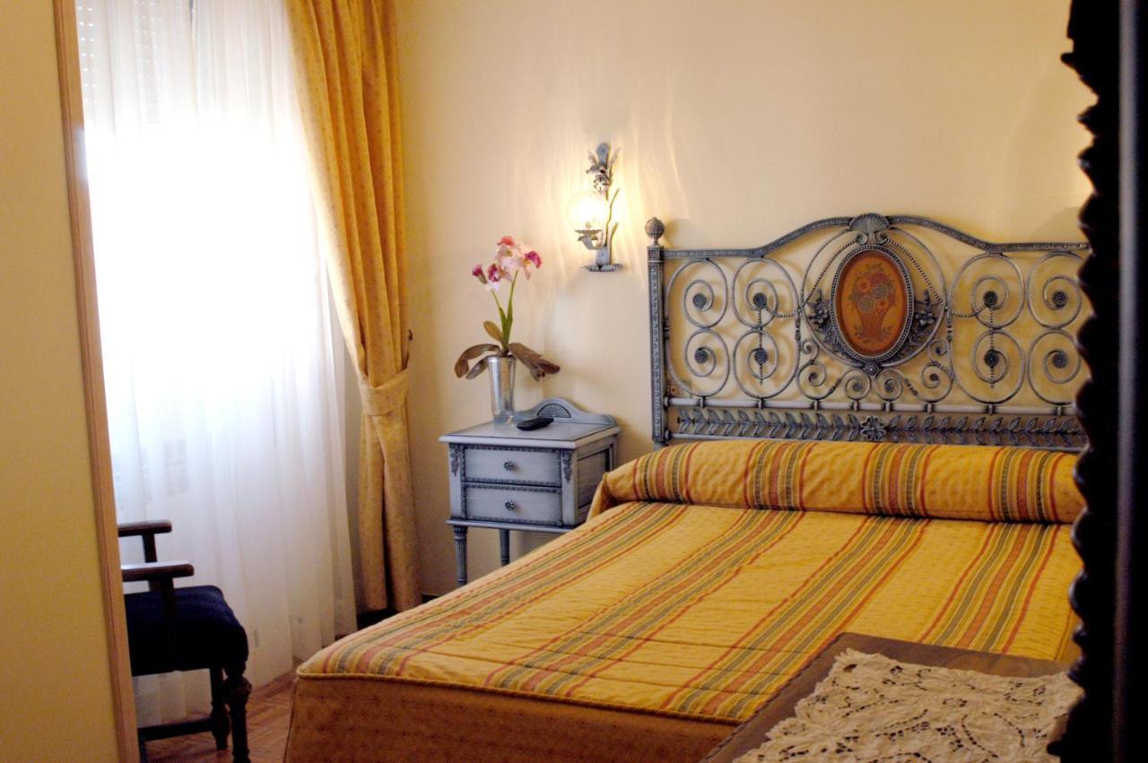 Hotel Julia Aranda de Duero Pokoj fotografie